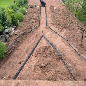 02 - Chodníček na zahradě v řadových domcích